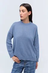 Sweater marrón de tejido de punto realizado en lambswool, con cuello redondo y calce holgado.