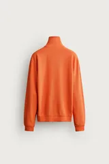 Sudadera regular fit azul marino confeccionada en tejido de algodón con estructura piqué. Cuenta con cuello subido, cierre frontal de cremallera corta y mangas largas con acabados en rib.