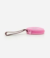 Monedero redondo de silicona color rosado con cierre de cremallera y correa de mano marrón. Presenta un estampado temático en color verde con la frase 'Happee Birthdae Harry'.