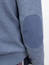 Jersey de cuello en pico para hombre, confeccionado en mezcla de algodón y cashmere. Presenta un diseño liso con logo bordado en el pecho y coderas de antelina a tono.