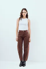 Jeans slouchy balloon de tiro alto en color marrón, con diseño abotinado y costuras curvas en las piernas.