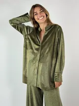 Camisa amplia de terciopelo color verde oliva con brillo dorado, de mangas largas y cuello clásico.