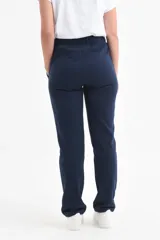 Pantalón deportivo de corte recto en color azul marino, con cintura elástica y cordón ajustable.