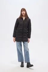 Campera larga acolchada color negro, con cierre frontal y cuello alto. Presenta costuras horizontales que crean un efecto puffer.