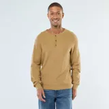 Sweater de punto color camel con cuello redondo y tapeta de tres botones (tipo Henley). Presenta un tejido de punto fantasía con textura de nido de abeja o waffle y puños y bajo acanalados.