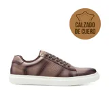 Zapato casual de cuero color marrón con cordones y suela blanca.