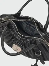 Cartera satchel pequeña de cuero negro con diseño fruncido en la parte superior, doble asa de mano y correa ajustable para llevar al hombro o cruzada. Incluye cierre metálico frontal con logo grabado.