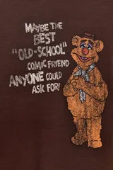 Camiseta slim fit de manga corta y cuello redondo, color marrón, con estampado frontal de Fozzie Bear de The Muppets y la frase "Maybe the best 'old-school' comic friend anyone could ask for!".