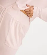 Conjunto de pijama largo color rosa, en tejido de punto con botones funcionales y barra con acabado holgado.