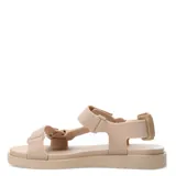 Sandalias tipo papete color beige, con tiras de tela ajustables mediante velcro y suela plana de goma.