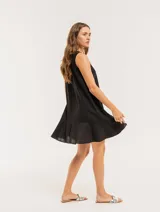 Vestido corto color beige de lino con escote redondo y volado godet en el ruedo.