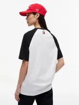 Remera de cuello redondo con diseño de mangas raglán en contraste. Presenta un estampado frontal con el logo de Cadillac en fuente script y la inscripción Formula 1 Team junto al logo de Tommy Hilfiger.