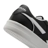 Championes urbanos Reebok modelo Match Prime V2, de diseño clásico en color negro con detalles en blanco. Presentan el logo de la marca en el lateral y en la lengüeta, con suela de goma blanca y cierre de cordones.