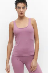 Musculosa deportiva negra de lycra con espalda deportiva.