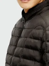 Campera puffer Diesel modelo W-Pilot, color negro, con diseño acolchado de líneas horizontales, cuello alto y cierre frontal completo.