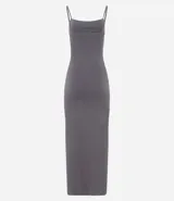 Vestido largo de algodón, color marrón topo, de corte ajustado al cuerpo con escote cuadrado y breteles finos. Presenta una abertura lateral en la falda.