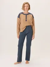 Buzo de manga larga con diseño color block. Cuerpo principal color camel, sección central de la espalda color azul marino liso y hombros con tejido de lana texturado en tonos azules. Posee un parche de cuero marrón con el logo grabado en la espalda.