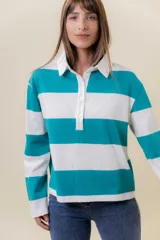 Sweater liviano de estilo rugby con diseño de rayas anchas horizontales en color blanco y verde agua. Presenta cuello polo con cartera de botones, mangas largas y un calce relajado de terminación recta.