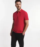 Remera polo de corte comfort, confeccionada en algodón peruano de alta calidad. Presenta cuello clásico con tapeta de botones y mangas cortas. Diseño liso y texturizado, ideal para un look casual y fresco.