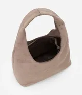 Cartera tipo hobo de tamaño grande, confeccionada en material sintético con textura de gamuza y grabado efecto crocco. Presenta una forma de media luna con cierre de cremallera y correa integrada para llevar al hombro.