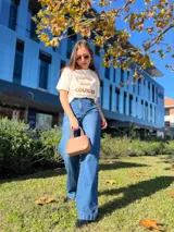 Remera color beige con estampado frontal con la frase "Coffee and Couture" en letras marrones.