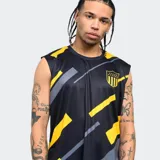 Musculosa deportiva Umbro del Club Atlético Peñarol, color negro con diseño gráfico de franjas diagonales en amarillo y gris. Presenta cuello redondo y el escudo del club estampado en el pecho.