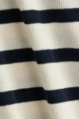 Remera entallada de punto suave acanalado, con diseño a rayas horizontales, manga corta y cuello redondo.