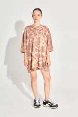 Sweater tipo remerón oversize con proceso artesanal batik en tonos marrones y amarillos.