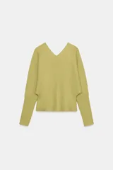 Jersey de punto color verde lima, con cuello pico y manga larga de sisa ancha que se estrecha hacia la muñeca.