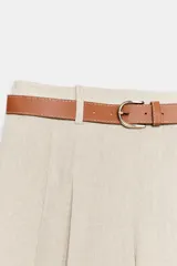 Bermuda de tiro alto de lino y viscosa, color negro, con pinzas delanteras, perneras amplias y cinturón marrón claro incluido con hebilla metálica dorada.