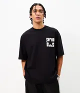 Remera negra de algodón con corte oversized, cuello redondo y mangas cortas. Presenta un gran estampado en la espalda con la imagen en blanco y negro del rapero Snoop Dogg y una estampa más pequeña en el frente.