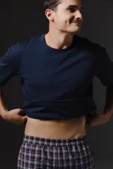 Pijama compuesto por una remera de manga corta en color azul marino y un short a cuadros en tonos azul, gris y bordó con cintura elástica.