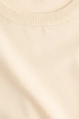 Remera de manga corta en punto fino de mezcla de viscosa, con escote redondo, puños y bajo en punto acanalado.