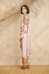 Túnica de satén color rosa pálido con estampado animal print en tonos marrones, corte asimétrico, terminaciones desflecadas y botones de coco.