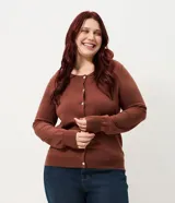 Cardigan de punto color marrón, con cuello redondo, cierre frontal con botones y puños acanalados.