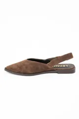Chatita tipo slingback de gamuza color marrón, con punta fina y cierre de hebilla metálica ajustable en el talón.
