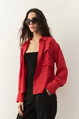 Camisa roja de manga larga, confeccionada en tela liviana, con bolsillos diagonales con solapas en el frente.