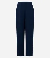 Pantalón de vestir azul marino, de corte amplio, con cintura alta, cinturón incorporado y cierre delantero.