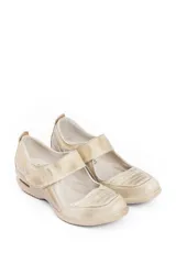 Zapato tipo guillermina de cuero en tono beige con efecto desgastado, cierre de velcro en el empeine y suela con cámara de aire integrada.