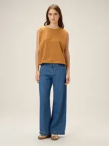 Musculosa de algodón color tostado con calce relajado y sutil bordado en el pecho.