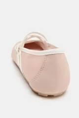 Bailarina deportiva de estilo casual confeccionada en material con efecto satinado color rosado. Presenta tiras elásticas cruzadas en el empeine con cierre de hebilla ajustable, punta redonda y suela de goma flexible.