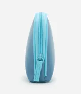Kit de dos neceseres con temática de Stitch. El neceser exterior es transparente con bordes y cierres en color celeste. El neceser interior es de color azul grisáceo, con un estampado de Stitch sobre un fondo en forma de corazón y la palabra "STITCH" en relieve.