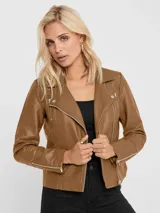 Campera biker corta de cuero sintético negro con cierre frontal asimétrico, solapas con muesca, bolsillos con cierre y detalles acolchados en las mangas.