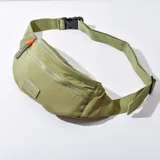 Riñonera verde oliva con correa ajustable y cierre con hebilla plástica. Tiene dos bolsillos frontales con cierre y tiradores de cordón.
