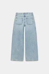 Jeans de tiro medio con diseño wide leg y pernera ancha, estilo de cinco bolsillos, cierre frontal con cremallera y botón metálico.