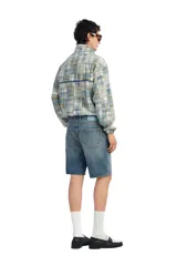 Bermuda de denim de algodón con corte recto y tiro medio, de la colección Benito Antonio x Zara. Presenta diseño clásico de cinco bolsillos, efecto lavado y cierre frontal con cremallera y botón.