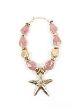 Collar con cuentas de resina rosada, cuentas metálicas doradas y un dije central en forma de estrella de mar.