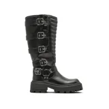 Bota de caña alta color negro con suela track, diseño acolchado en la parte posterior y múltiples correas con hebillas metálicas ajustables.