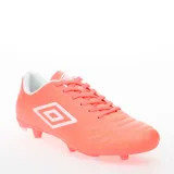 Championes de fútbol 11 Umbro modelo Classico II HG, color negro con detalles en blanco. Presentan un diseño clásico con costuras reforzadas en la puntera para mayor durabilidad, cierre con cordones y suela con tapones diseñados para ofrecer tracción en superficies de césped natural o sintético.