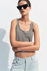 Top musculosa de hilatura con algodón y lino, con diseño de rayas horizontales en color marrón y blanco, escote redondo y manga sisa.